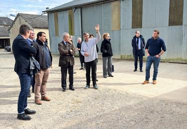 Mercredi 15 avril, à Montboissier. Le préfet d'Eure-et-Loir s'est rendu sur l'exploitation d'Éric Voisin (au c.), l'occasion de parler aires d'alimentation de captage.