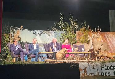 Samedi 11 avril, à Sully-sur-Loire. La FDC 45 a tenu son assemblée générale. De g. à d. : Christophe Chaillou, sénateur du Loiret, Valentin Caron, président de la chambre d’Agriculture du Loiret, Alain Machenin, président de la FDC 45, et Constance de Pélichy, députée du Loiret.