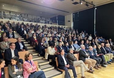 Gentilly (Val-de-Marne), jeudi 16 avril. Une salle comble pour la première assemblée générale de la mandature. 