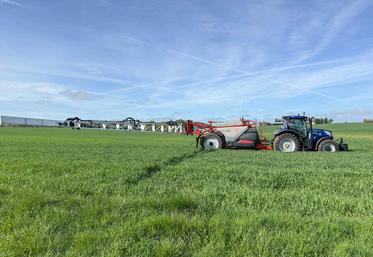 Jeudi 16 avril, à Saint-Maixme-Hauterive. Le nouveau pulvérisateur traîné Karan de Kuhn en démonstration dynamique avec le groupe Lecoq.