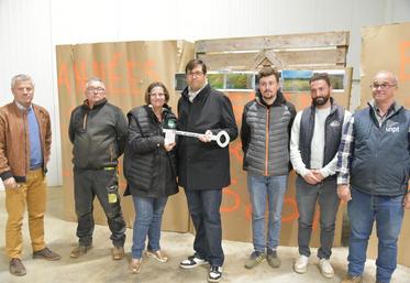 Jeudi 23 avril, à Sermaize. Les représentants agricoles ont remis symboliquement une clé au député, sur laquelle était inscrit « Ouvrez nos moyens de production », pour illustrer leurs attentes.