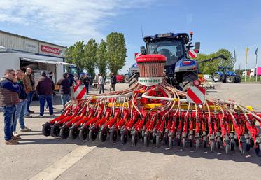 Mercredi 29 avril, à Thimert-Gâtelles. Pour cette journée chez Lecoq, Pöttinger a surtout présenté des semoirs, comme cet Aerosem 5002 FDD, et des outils de travail du sol.