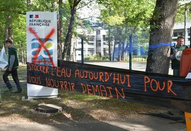 Mardi 28 avril, à Orléans. Les agriculteurs mobilisés devant l’Agence de l’eau ont symbolisé leurs inquiétudes face au Sdage*, estimant que l’accès à l’eau et les projets de stockage conditionnent directement l’avenir des exploitations.
