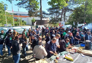 Mardi 28 avril, à Orléans. Près de 180 agriculteurs du bassin Loire-Bretagne se sont rassemblés devant l’Agence de l’eau pour contester le projet de Sdage et obtenir un report du calendrier.