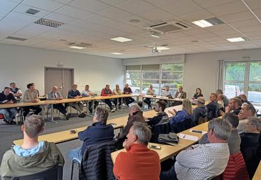 Mardi 5 mai, au Chesnay (Yvelines). Les administrateurs de la FDSEA Île-de-France se sont réunis autour du président Guillaume Moret.