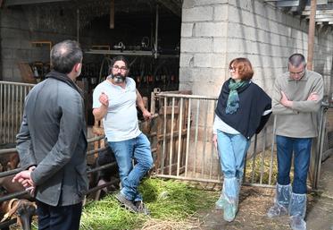Jeudi 7 mai, à Vallières-les-Grandes. Sylvain Boiron, éleveur caprin, a expliqué les problématiques de la filière en Loir-et-Cher lors de la visite du préfet de Loir-et-Cher, Joseph Zimet. 