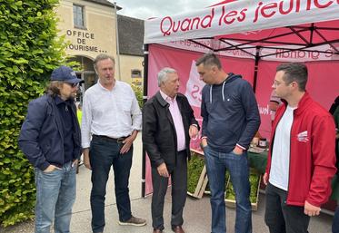 Provins, dimanche 10 mai. De g. à d., Lorànt Deutsch, Pascal Verrièle, secrétaire général de la FDSEA 77, Jean-François Parigi, président du Département, Samuel Vandaele, président de la FDSEA 77, et Armand Chevron, président de JA 77.