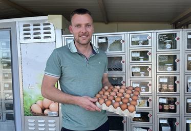 Faÿ-lès-Nemours, vendredi 22 mai. Guillaume Chantereau devant son distributeur de produits locaux, dont ses œufs.