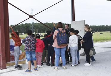 Début juin, à Dry. Au Gaec du Petit Chambord, les CE1 venus d’Orléans ont découvert l’univers de l’élevage laitier. Très attentifs, ils ont posé de nombreuses questions à l’éleveur Philippe Gillet.