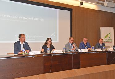 Paris, vendredi 19 juin. Tribune officielle avec de g. à d. : Damien Radet, Marie Gautier-Melleray, Damien Greffin, Jérôme Régnault et Guillaume Lefort.