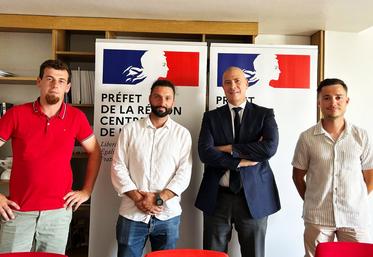 Jeudi 18 juin, à Orléans. De g. à d. : Vivien Lefaucheux, vice-président JA 45, Dorian Sagot, président JA 45, Hugues Moutouh, préfet du Loiret, Baptiste Champdavoine, trésorier JA 45.
