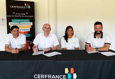 Mercredi 24 juin, à Pithiviers. De g. à d. : Sébastien Pechot (manager d’équipe comptable Cerfrance), Jean-François Le Pironnec (directeur doctrine, méthodes, conseil et références Cerfrance), Stéphanie Voiturin (secrétaire générale JA 45), Dorian Sagot (président JA 45). 