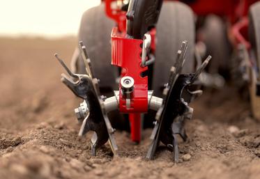 Chez Väderstad, les roues ProDrain s’ajoutent aux roues de fermeture afin de briser la surface de la terre.