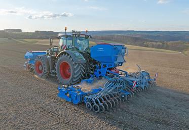Présenté comme la nouveauté Lemken destinée au plus grand nombre, le Solitair XMF associe une trémie de 2 000 litres à une rampe de semis OptiDisc et peut semer jusqu’à trois composants lorsqu’il est combiné à une trémie frontale.