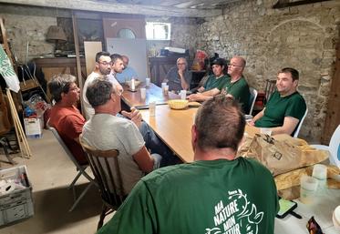 Mercredi 28 mai, à Vennecy. Les agriculteurs de la communauté de communes de la Forêt se sont réunis pour partager leurs problématiques et un moment de convivialité.