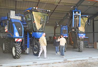 Saint-Claude-de-Diray, mardi 28 avril. Après l'assemblée générale de la FRCuma Centre-Val de Loire, les participants ont visité la Cuma des Vignerons réunis, qui possède un bâtiment de stockage dans la commune.