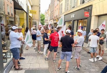 Samedi 30 mai, à Chartres. Les manifestants de la FNSEA et de Jeunes agriculteurs ont attendu Sandrine Rousseau mais elle ne viendra pas échanger avec eux.