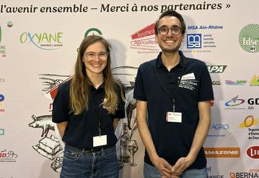 Lore-Elène Jan, nouvelle déléguée régionale JA CVL, à côté de son prédécesseur, Rémi Silly.