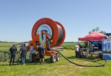 Mercredi 27 mai, à Fruncé. Le groupe Lecoq a proposé une étape de sa série d'événements autour de l'irrigation. Station de pompage, enrouleur et canon intelligents étaient au programme.