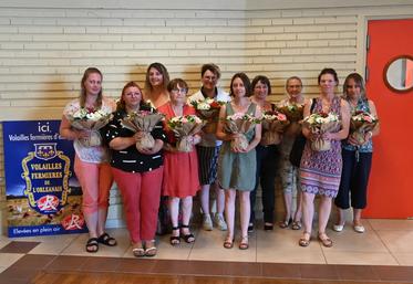 Vendredi 29 mai, à Ouzouer-le-Marché. Les éleveuses ont reçu un bouquet de fleurs lors de l'assemblée générale de la Cafo, afin de les remercier pour leur engagement au sein de la filière.