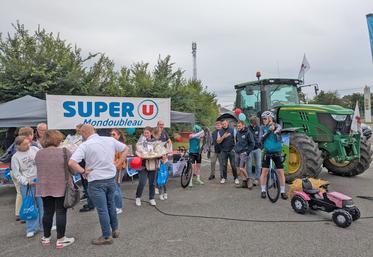 Samedi 6 juin, à Mondoubleau. Super U a organisé une matinée conviviale à la rencontre des agriculteurs locaux.