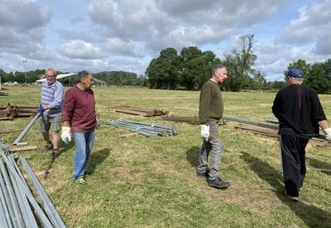Mardi 9 juin, à Tréhet. Les bénévoles étaient sur le pont dès 8 h 30 pour commencer les préparatifs du comice agricole.