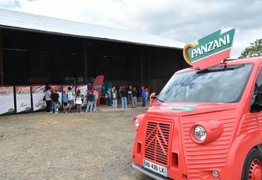 Vendredi 5 juin, à Trinay. Sur l’exploitation de Cédric Pécheux, Panzani et Axéréal ont présenté le renouvellement de leur partenariat autour du blé dur français et de l’agriculture régénérative.