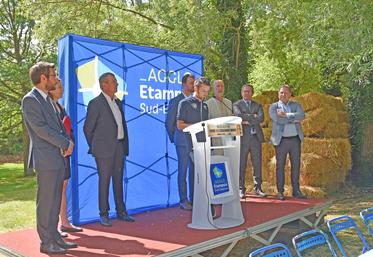 Samedi 13 juin, à Étampes (Essonne). À l'instar de Guillaume Houdy pour les JA, plusieurs personnes, notamment des élus locaux, se sont succédé au pupitre lors de l'inauguration.