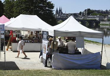 Dimanche 14 juin, à Blois. Le marché de printemps du réseau Bienvenue à la ferme s'est déroulé sous un soleil estival avec une vue imprenable sur la Loire et la ville. 