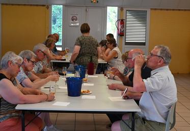 Mercredi 27 mai, à Droué. Le concours de cidre organisé par la SDA 41, à travers sa douzaine de membres du jury, a départagé près d'une dizaine d'échantillons de sept producteurs différents.