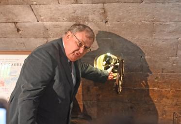 Lundi 8 juin, à Chenonceaux. Au sein de la cave des Dômes au château de Chenonceau, le parrain Christian Péchoutre, Meilleur ouvrier de France en sommellerie, a procédé au murage de l'appellation Touraine-Chenonceaux.