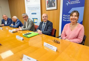 Mercredi 10 juin, à Chartres. Le directeur départemental des Finances publiques, Jean-Marc Garrigues (au c.), et les représentants des organisations professionnelles euréliennes rappellent l'échéance de septembre pour passer à la facturation électronique.