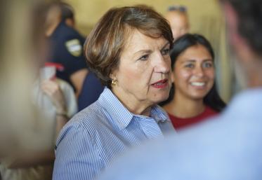 Lundi 6 juillet, à Aulnay-la-Rivière (Loiret). Annie Genevard, ministre de l’Agriculture, était en déplacement sur l’exploitation de Stéphanie Voiturin pour échanger avec les agriculteurs sur les conséquences de la canicule, de la sécheresse et les mesures d’urgence envisagées.