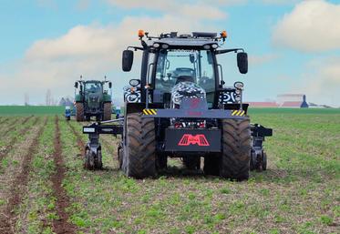 Le travail en jumeau permet à l'agriculteur de conserver une surveillance directe sur le tracteur autonome.