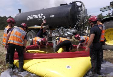 Soixante tracteurs et cuves à eau sont venus en renfort pour alimenter les pompiers au plus près des massifs forestiers.