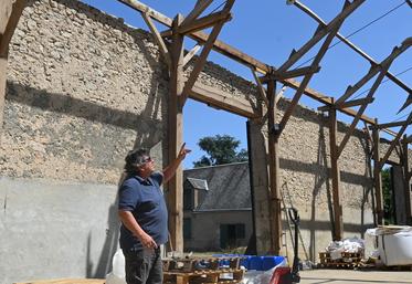 Désormais François-Xavier ne peut que constater les dégâts sur son bâtiment de stockage, en attendant les réparations. 