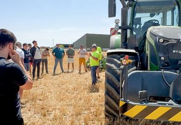 Vendredi 24 juillet, à Bisseau. Une vingtaine d'agriculteurs assiste à la démonstration du tracteur autonome préparé par Latitude GPS.