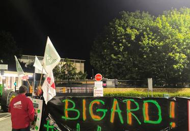 Mardi 28 juillet, à Cherré (Sarthe). « Nous avons besoin d'un cap et d'un avenir », sont venus dire les éleveurs bovins aux établissements Bigard.
