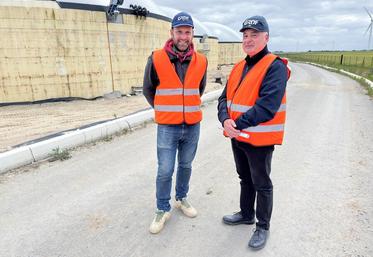 Mercredi 20 mai, à Terminiers. Charles Perdereau (à g.) fait partie des vingt-huit agriculteurs qui font tourner Terrenergies 360 et Jean-Michel Vappereau est le délégué territorial de GRDF.