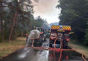 Incendie à Fontainebleau dimanche 12 juillet 2026. Les agriculteurs apportent leur aide aux pompiers.