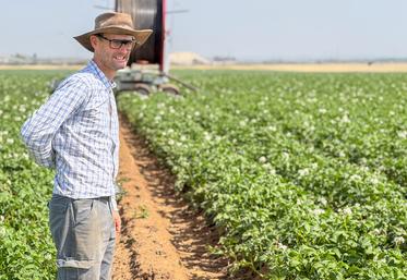 Le 23 juin, à Lutz (Eure-et-Loir). Jean-Baptiste Bourdeloup est parmi les premiers lauréats de la Bourse de recherche à la ferme. Avec son collègue Laurent Isambert, ils travaillent sur la biostimulation en pommes de terre.