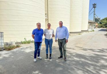 Le 21 juillet, à Bonneval (Eure-et-Loir). Le président de la Cabbep, Arnaud Mercier, et son directeur, Guillaume Rivet, encadrent la nouvelle responsable du suivi des filières, des audits et de la communication, Marie David.
