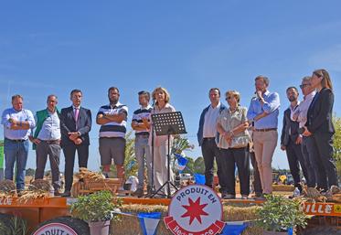 Samedi 5 septembre, à Attainville (Val-d'Oise). Au Festival de la terre, la présidente de Région, Valérie Pécresse, est venue annoncer une aide résilience de 5 millions d'euros pour les agriculteurs.