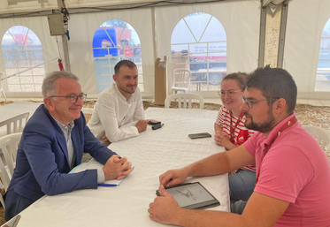 À Aigurande (Indre), les Jeunes agriculteurs de Centre-Val de Loire ont profité de Terr’agri pour échanger avec François Bonneau sur les difficultés rencontrées dans les exploitations et sur les enjeux de l’installation.
