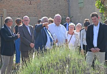Mercredi 16 septembre, à Villeny. Accompagné de nombreux élus solognots, dont le maire Hubert Chevallier, Michel Fournier, ministre de la Ruralité, a visité le village solognot dans le cadre du dispositif Villages d'avenir dont bénéficie la commune. 