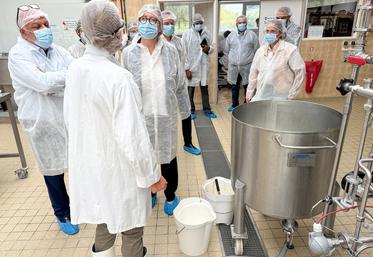Jeudi 10 septembre, à Sours. La directrice de la Draaf, Viginie Jorissen (au c.), a visité la halle alimentaire du campus Naturalim aux côtés de son nouveau directeur, M'hamed Faouri (à g.).