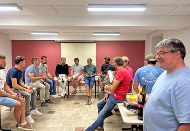 Mardi 15 septembre, à Baccon. Une vingtaine d'adhérents du canton JA Loire-Beauce étaient présents pour leur réunion animée par leur président Louis Bourgeois et leur secrétaire général Simon Claveau.
