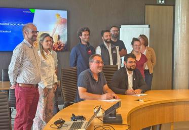 Réunis lundi 21 septembre à Olivet, les Jeunes agriculteurs Centre-Val de Loire ont renouvelé leur partenariat avec la coopérative Axéréal. Le Loiret était représenté par Dorian Sagot et Baptiste Champdavoine.