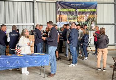 Mercredi 9 septembre, à Tremblay-les-Villages. Le nouveau bâtiment de la ferme Achères a servi de cadre au traditionnel repas d'après moisson de la Banque populaire.