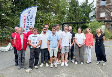 Mardi 8 septembre, à Sours. Alexis, Alexandre, Axel, Jérémy, Matys, Enguerrand et Kylian, étudiants en BTS Aménagements paysagers, ont sensibilisé leurs camarades à la prévention routière.